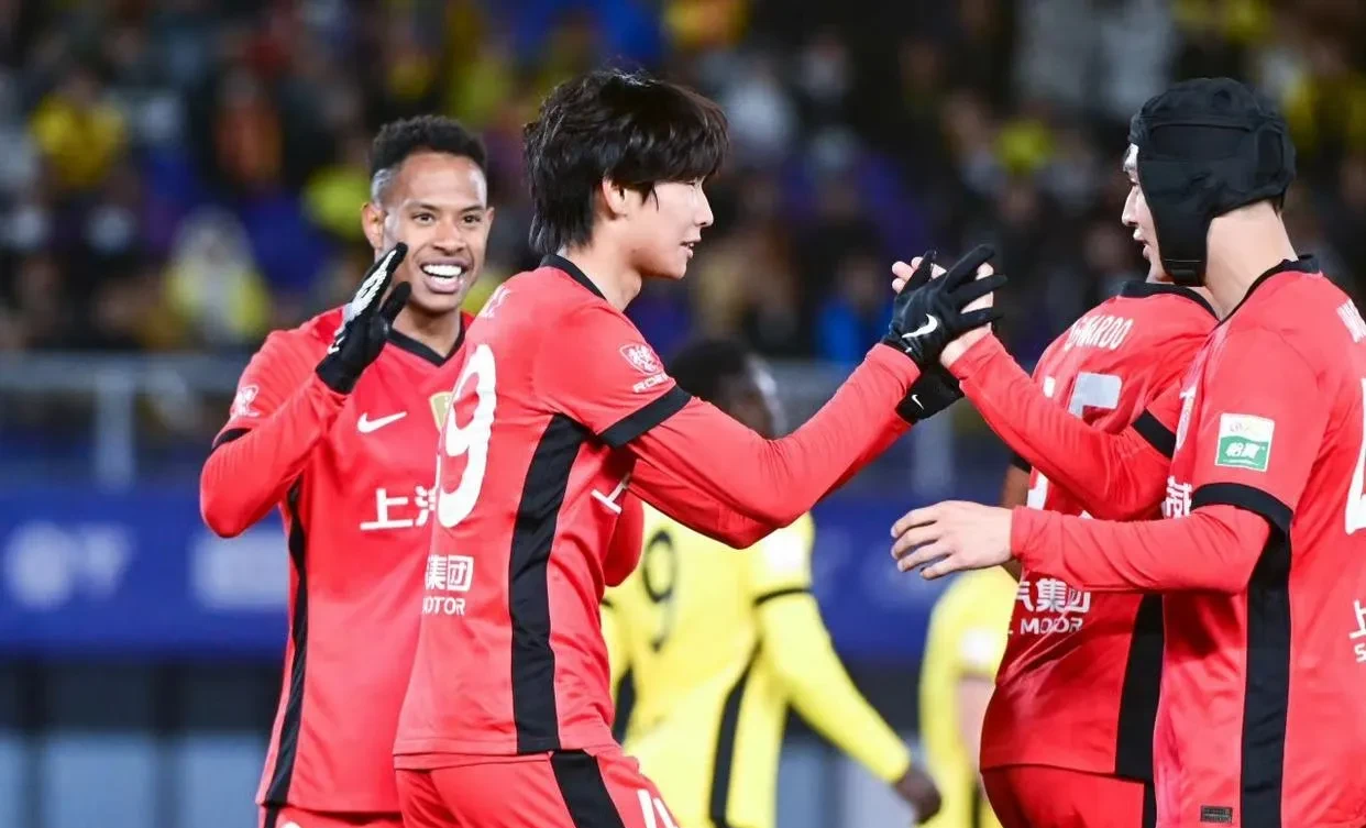 AYX中国关于转会期中超传出新动向，上海海港刷新队史纪录，管理层表态：质疑声仍在，纪律约束更严格的信息